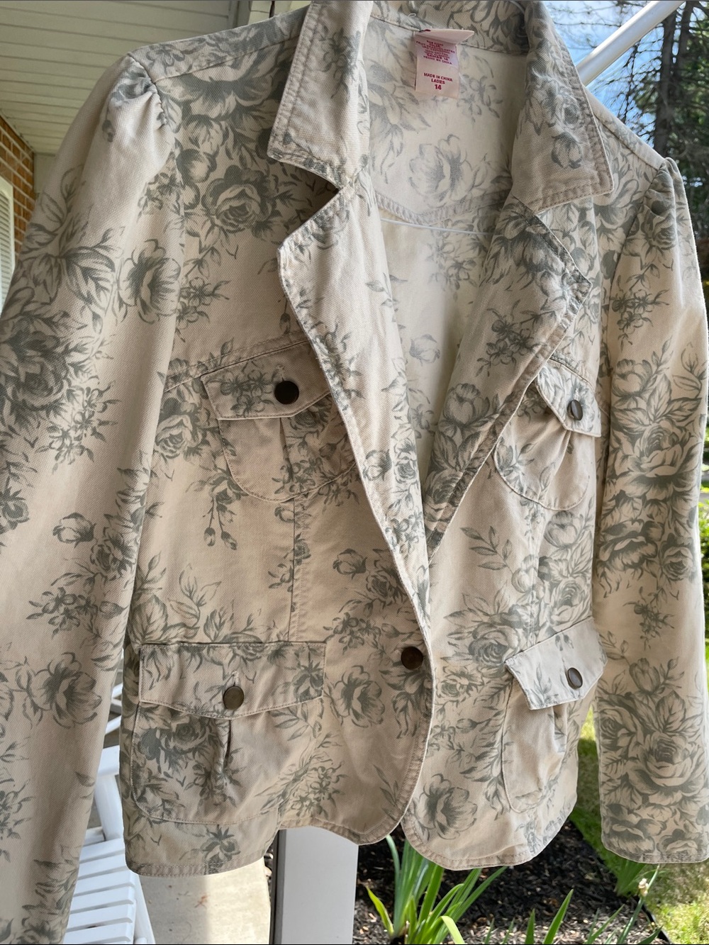 Adorable light Glory Cream Floral Jacket. Great with jeans or dress - Picture 10 of 13